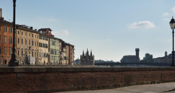 I Lungarni di Pisa con la Chiesa della Spina e la Cittadella