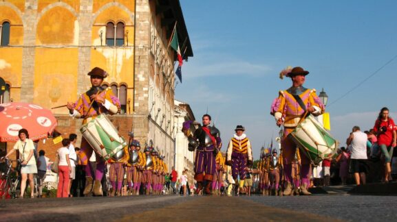 Gioco del Ponte: la sfilata sui Lungarni di Pisa