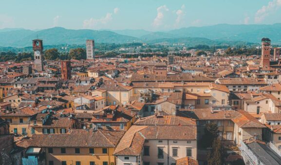 Vista di Lucca all'arrivo, da Pisa