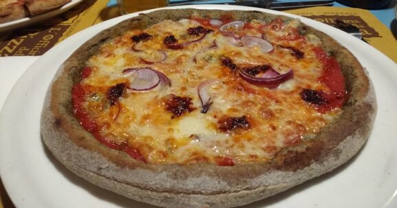 Una pizza in una pizzeria pisana: l'Officina della Pizza