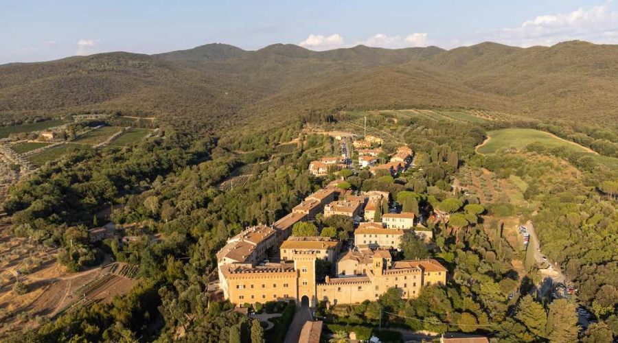 Bolgheri tra cipressi e calici: cosa vedere e dove fare degustazioni nella “Terra del Vino”