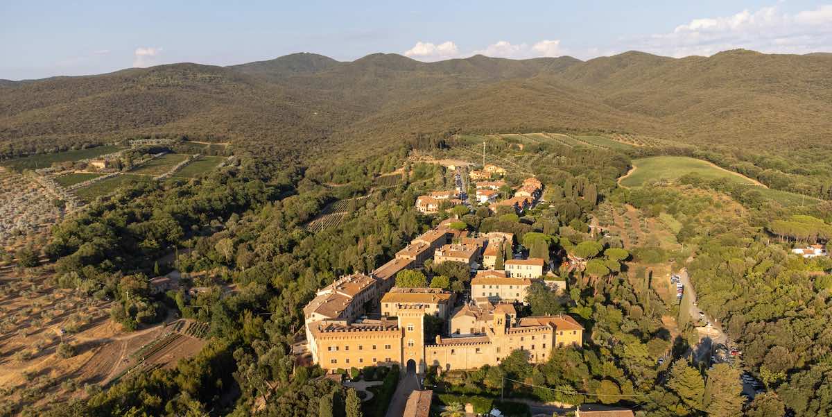 Bolgheri tra cipressi e calici: cosa vedere e dove fare degustazioni nella “Terra del Vino”